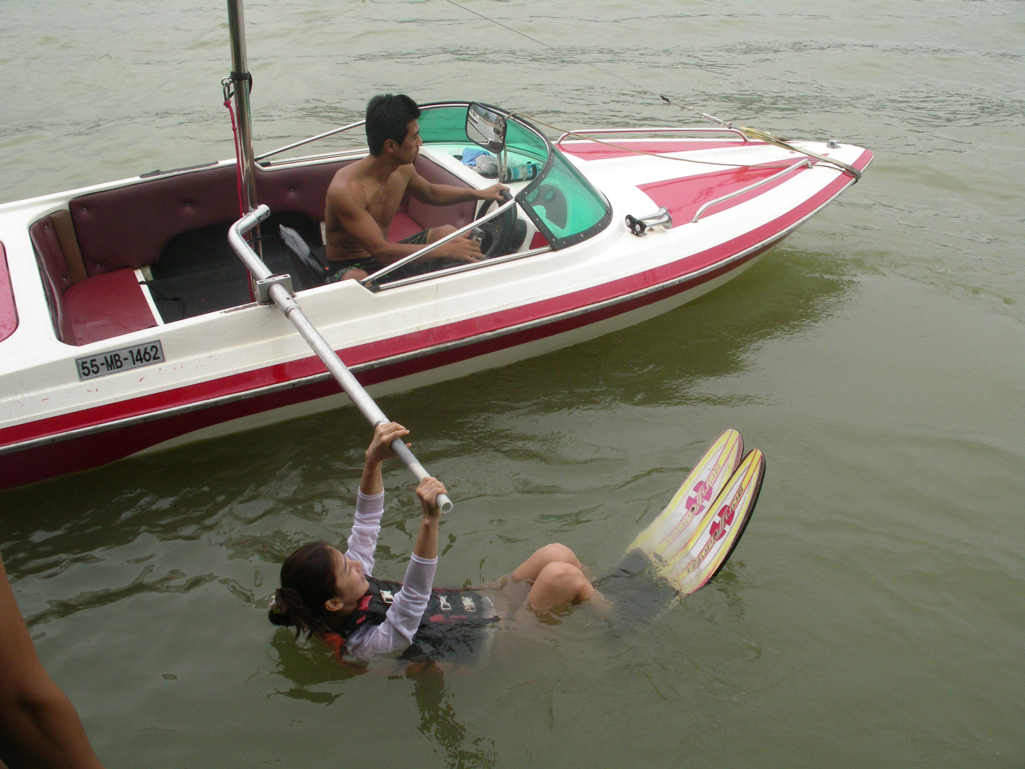 참가자들이 수상스키를 타는 모습