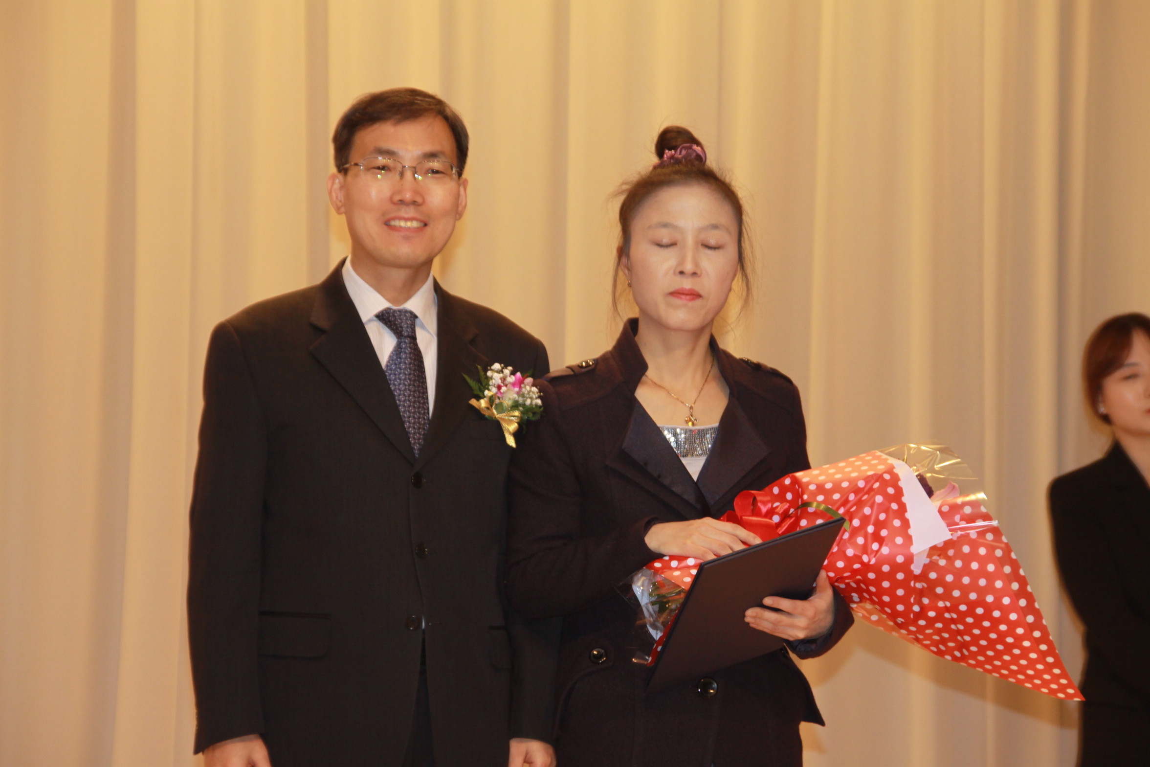 국립중앙도서관장 임원선님과 점자수기공모에서 최우수상을 수상한 김경미님 